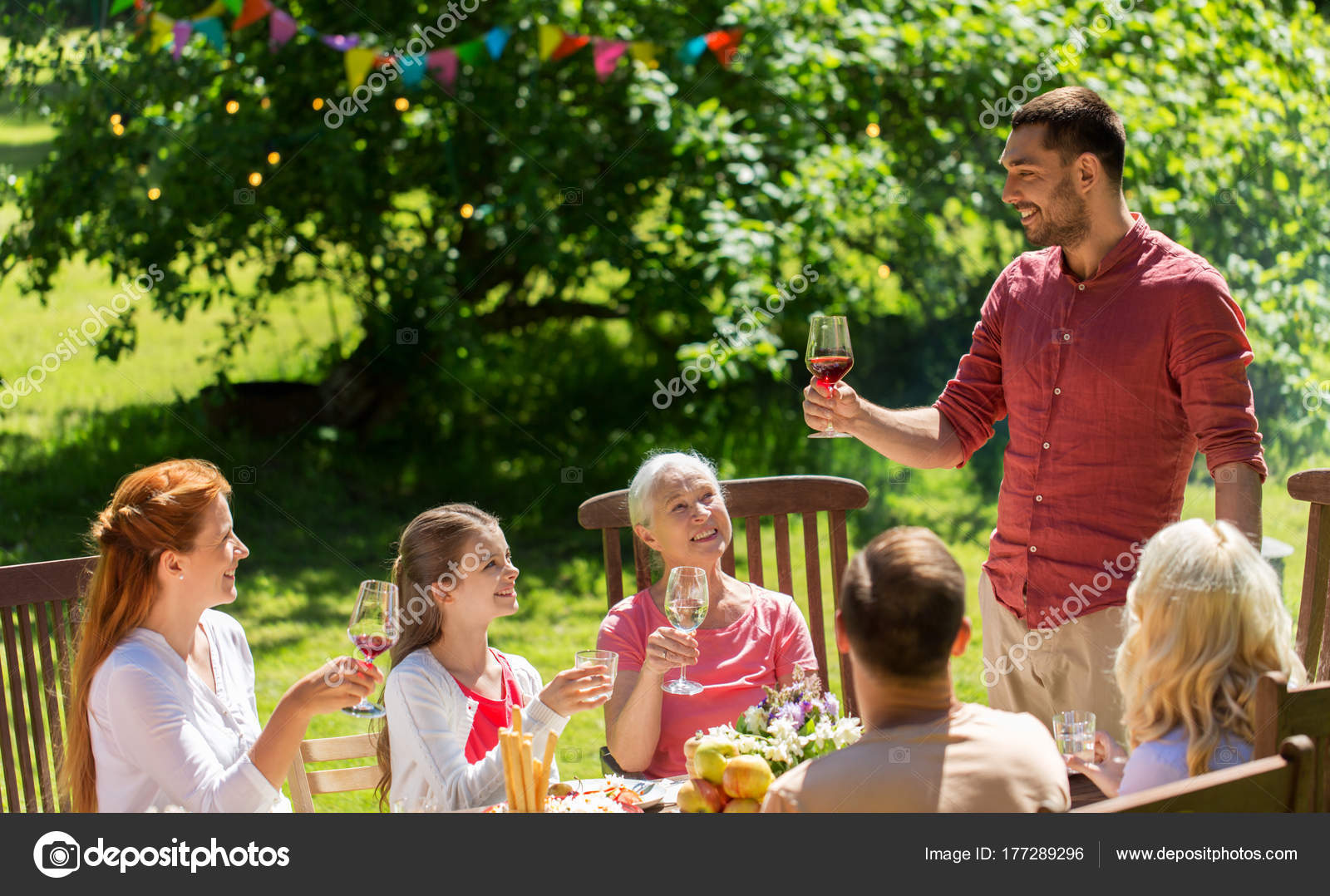 Glückliche Familie beim Abendessen oder Sommerfest im ...