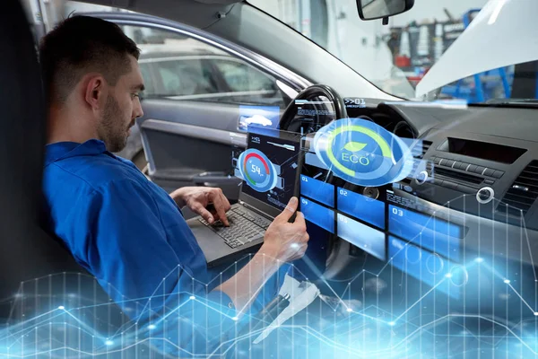 Mécanicien homme avec ordinateur portable faisant diagnostic de voiture — Photo