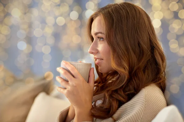 Mujer feliz con taza de café en la cama en casa —  Fotos de Stock