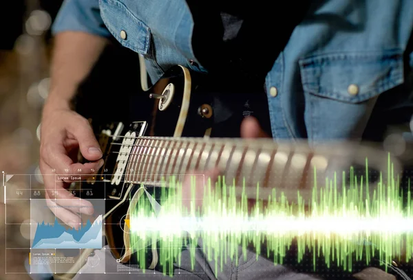 Muzyk gra na gitarze w studio z bliska — Zdjęcie stockowe
