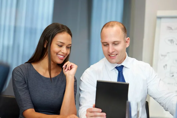 Equipe de negócios com tablet pc no escritório — Fotografia de Stock