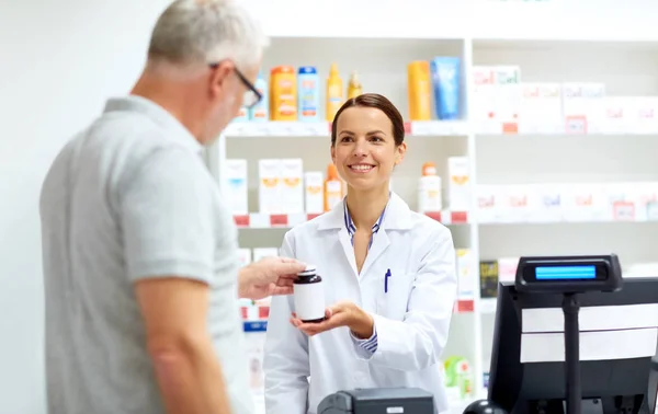 Lékárník a senior zákazník v lékárně — Stock fotografie