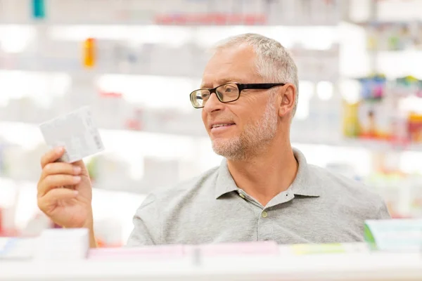 Starszy mężczyzna klienta z leków w aptece — Zdjęcie stockowe