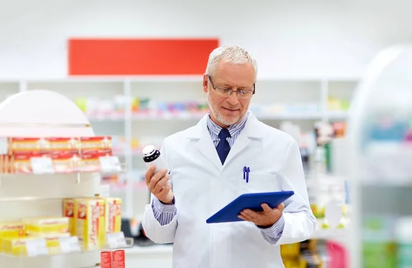 Senior con tableta pc en la farmacia — Foto de Stock