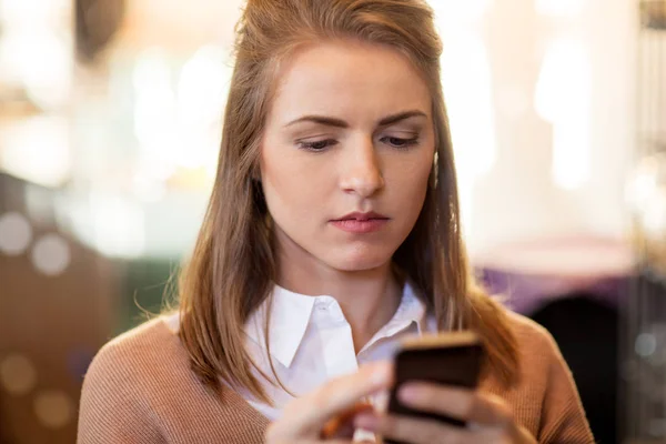 Nahaufnahme einer jungen Frau mit Smartphone — Stockfoto