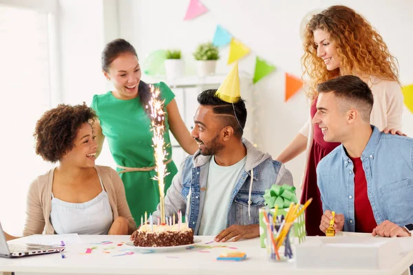 Büro-Team begrüßt Kollegin bei Geburtstagsfeier — Stockfoto