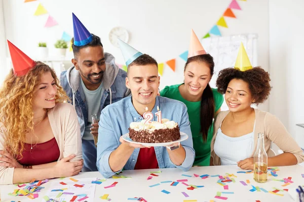 Equipo saludo colega en fiesta de cumpleaños de la oficina — Foto de Stock