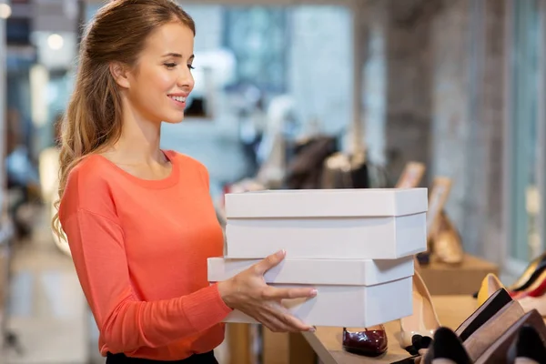 Frau oder Verkäuferin mit Schuhkartons im Geschäft — Stockfoto