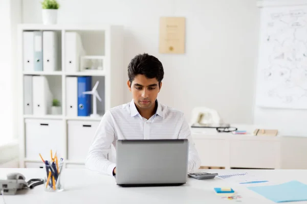 Uomo d'affari con computer portatile che lavora in ufficio — Foto Stock