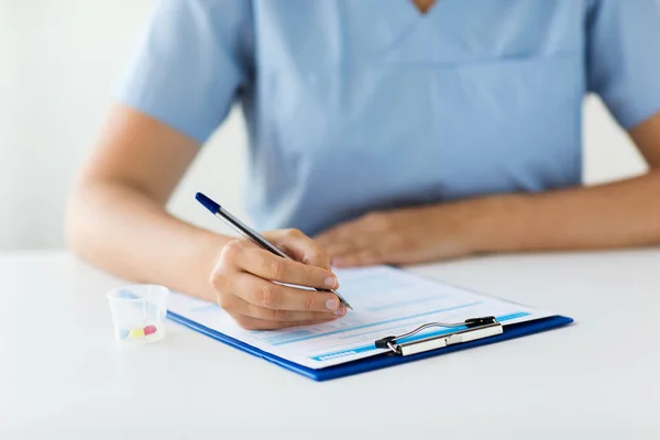 Arts met medicijnen en Klembord in ziekenhuis — Stockfoto