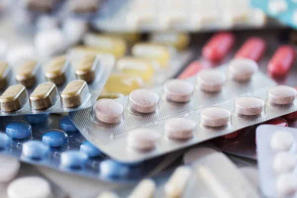 Pílulas diferentes e cápsulas de drogas — Fotografia de Stock