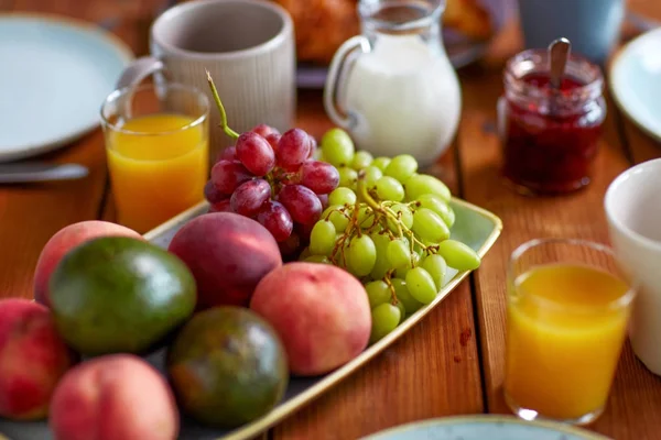 早餐桌上的水果, 果汁和其他食物 — 图库照片