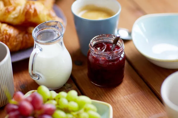 Pot avec confiture sur table en bois au petit déjeuner — Photo