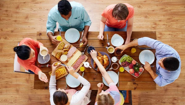 Grupo de pessoas tomando café da manhã à mesa — Fotografia de Stock
