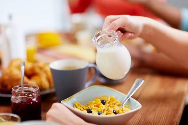 Руки женщины едят крупы на завтрак — стоковое фото