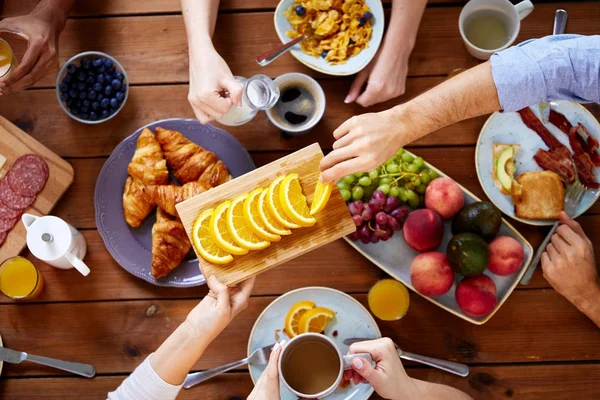 テーブルで朝食を持つ人々 のグループ — ストック写真