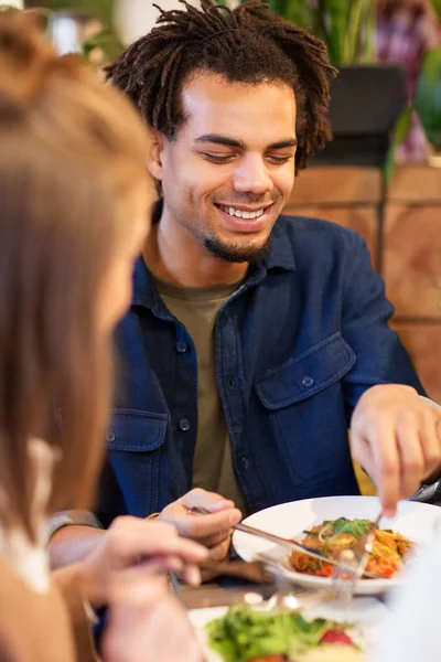 Happy couple eating at restaurant — Stock Photo, Image