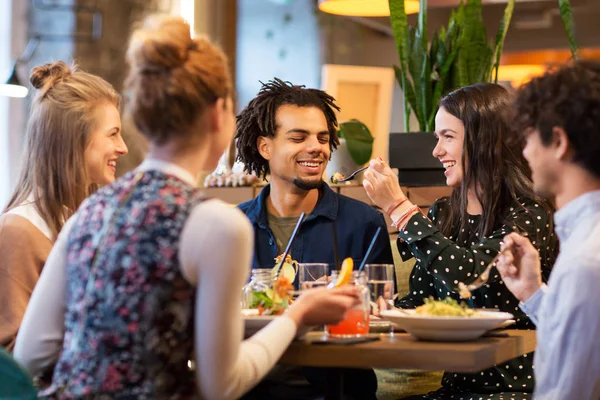 Amici felici mangiare al ristorante — Foto Stock