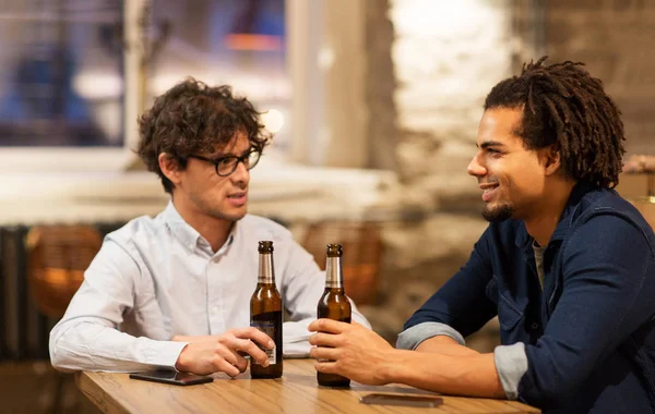 Amigos homens felizes bebendo cerveja no bar ou pub — Fotografia de Stock