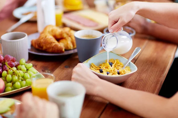 Handen van de vrouw die het eten van granen voor het ontbijt — Stockfoto