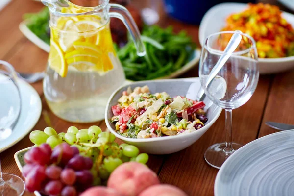 Kase ve tablodaki diğer gıda sebze salatası — Stok fotoğraf