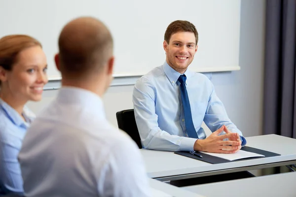 Glada medarbetare träffa och prata på kontor — Stockfoto
