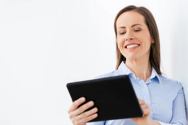 Geschäftsfrau mit Tablet-PC arbeitet im Büro — Stockfoto