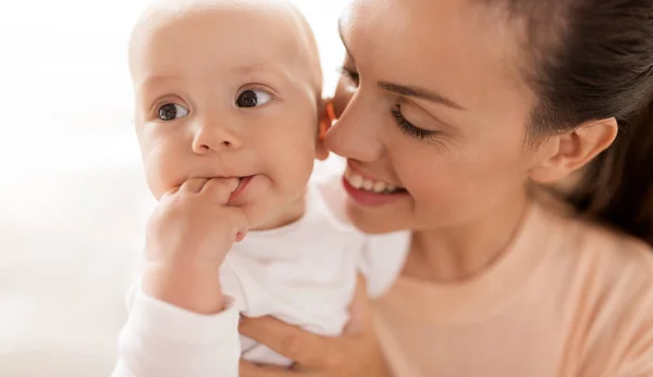 Glückliche Mutter mit kleinem Jungen zu Hause — Stockfoto