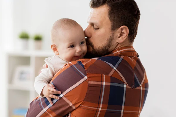 Lycklig far kyssar lilla pojke hemma — Stockfoto