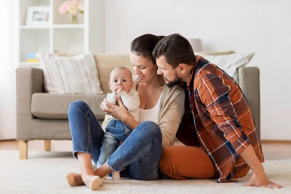 Šťastná rodina s dítětem baví doma — Stock fotografie