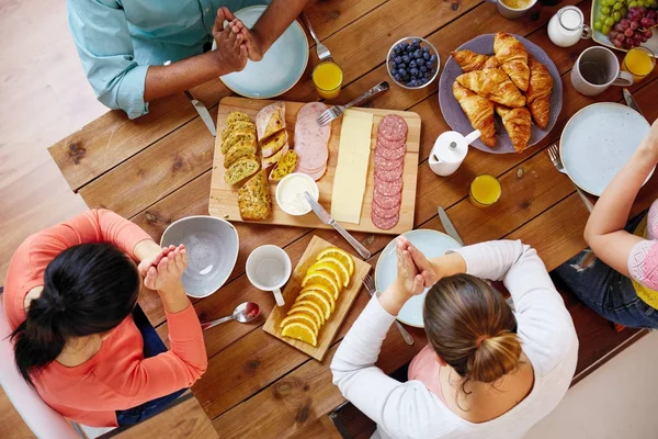 Skupina lidí v tabulce modlí před jídlem — Stock fotografie