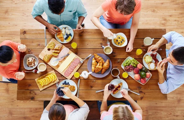 Gruppe von Personen frühstückt am Tisch — Stockfoto