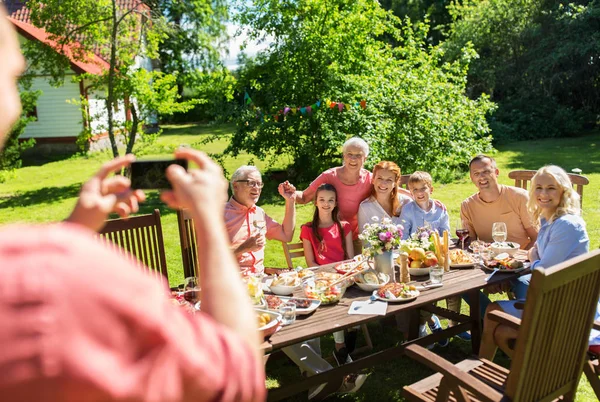 Família feliz fotografar por smartphone no verão — Fotografia de Stock