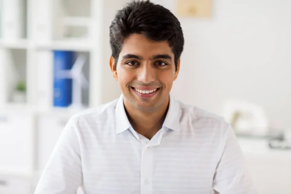 Homme d'affaires indien souriant au bureau — Photo