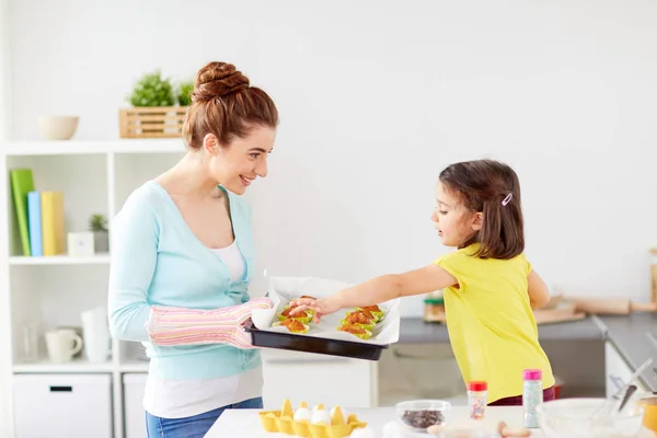 Mãe e filha assar muffins em casa — Fotografia de Stock