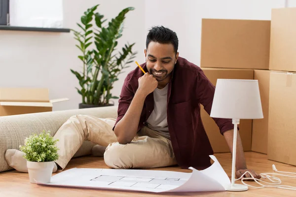 Mannen med blueprint och lådor flyttar till nytt hem — Stockfoto