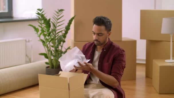 Man dozen inpakken en verhuizen naar nieuw huis — Stockvideo