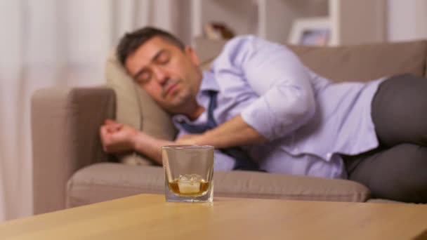 Алкоголик пьет виски и спит дома — стоковое видео
