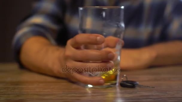 Mannelijke chauffeur alcoholische bier drinken thuis of bar — Stockvideo