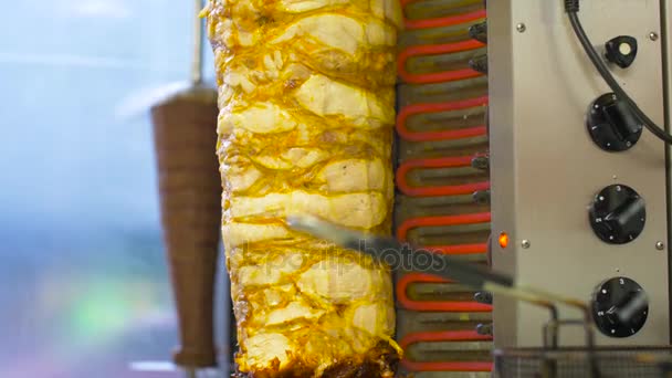 Meat grilling on rotating spit at kebab shop — Stock Video