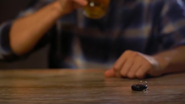 Männlicher Fahrer trinkt alkoholisches Bier zu Hause oder in der Bar — Stockvideo