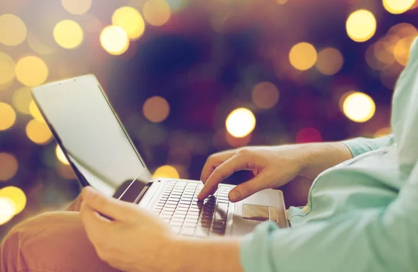 Primer plano del hombre escribiendo en el teclado del ordenador portátil —  Fotos de Stock