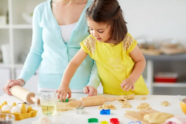 Mutlu anne ve kızı evde kurabiye yapma — Stok fotoğraf