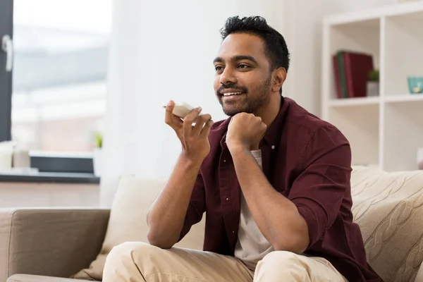 Hombre usando grabadora de comandos de voz en el teléfono inteligente — Foto de Stock