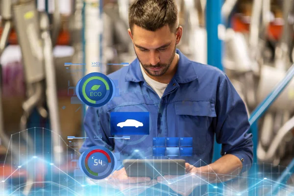 Automechaniker oder Schmied mit Tablet-PC in der Werkstatt — Stockfoto