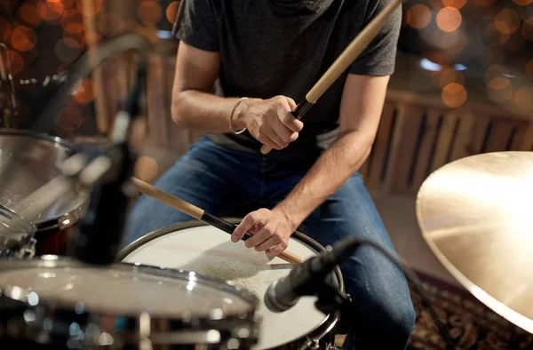 Músico masculino tocando batería en concierto — Foto de Stock