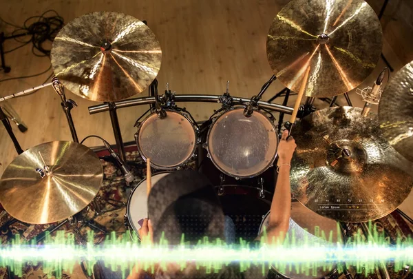 Mannelijke muzikant speelt drumstel in studio — Stockfoto