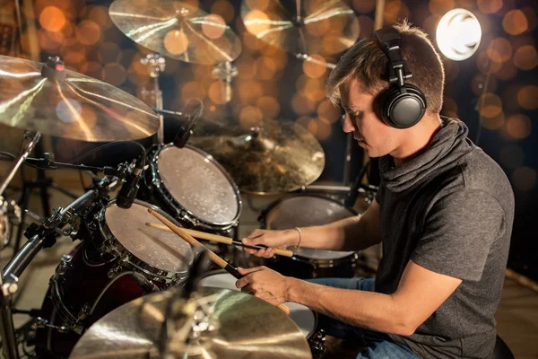 Muzikant speelt Drumstel op concert over verlichting — Stockfoto