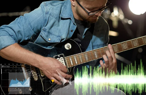 Primo piano del musicista che suona la chitarra in studio — Foto Stock