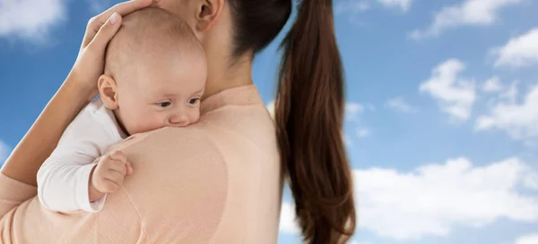 Nahaufnahme eines kleinen Jungen mit Mutter über dem Himmel — Stockfoto